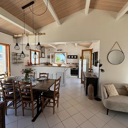 Jolie Maison A 50 M De La